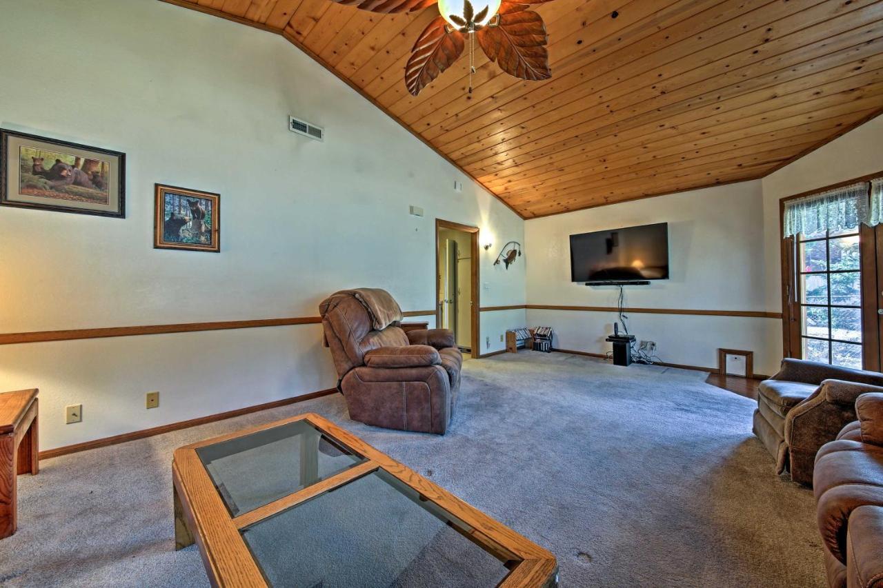 Cozy Big Bear Home With Yard And Patio -5 Mins To Lake! Big Bear City Esterno foto